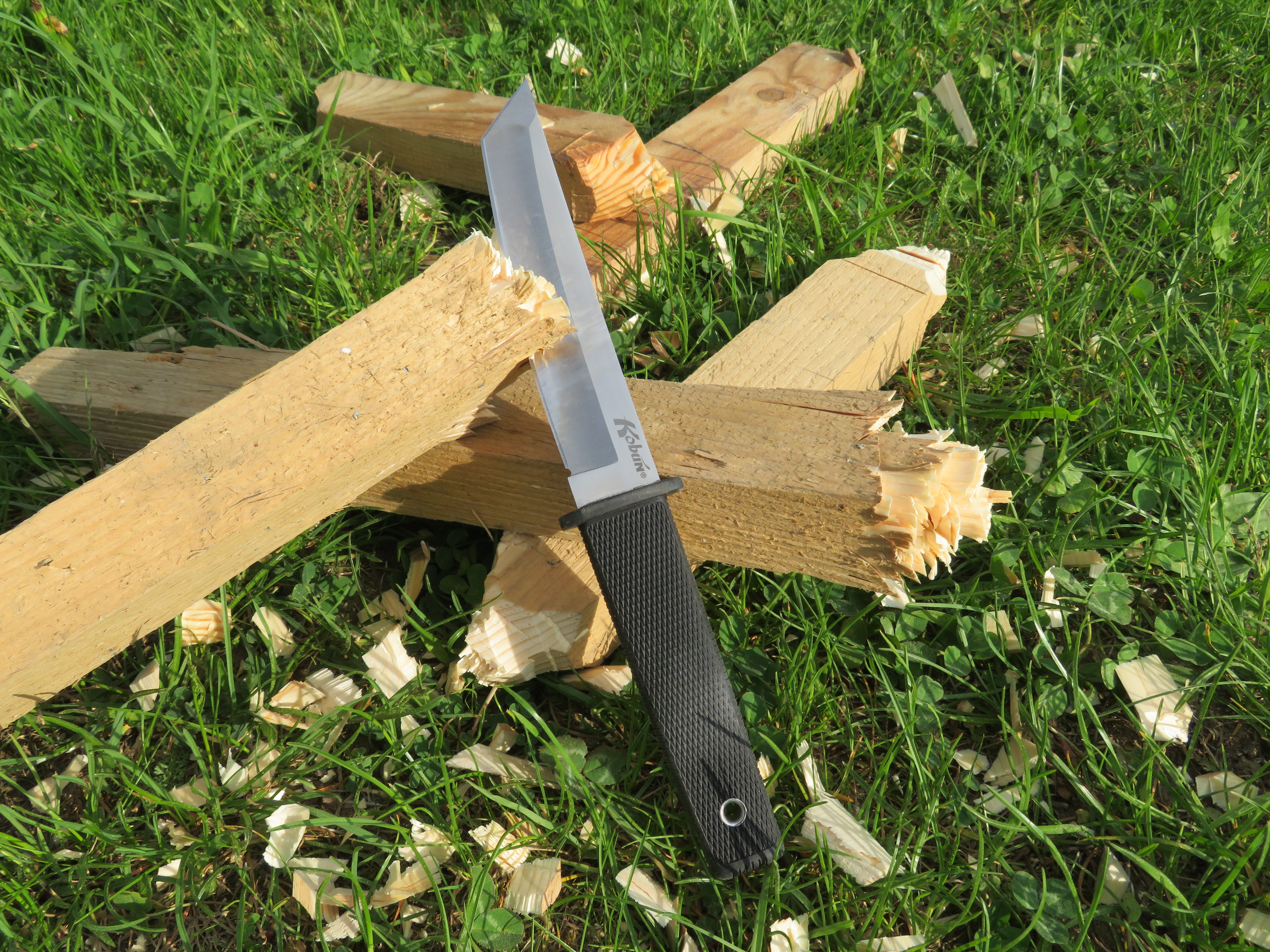 Cold Steel Kobun - Přepůlení dřevěné latě na několika místech nebyl pro testovaný nůž žádný problém.